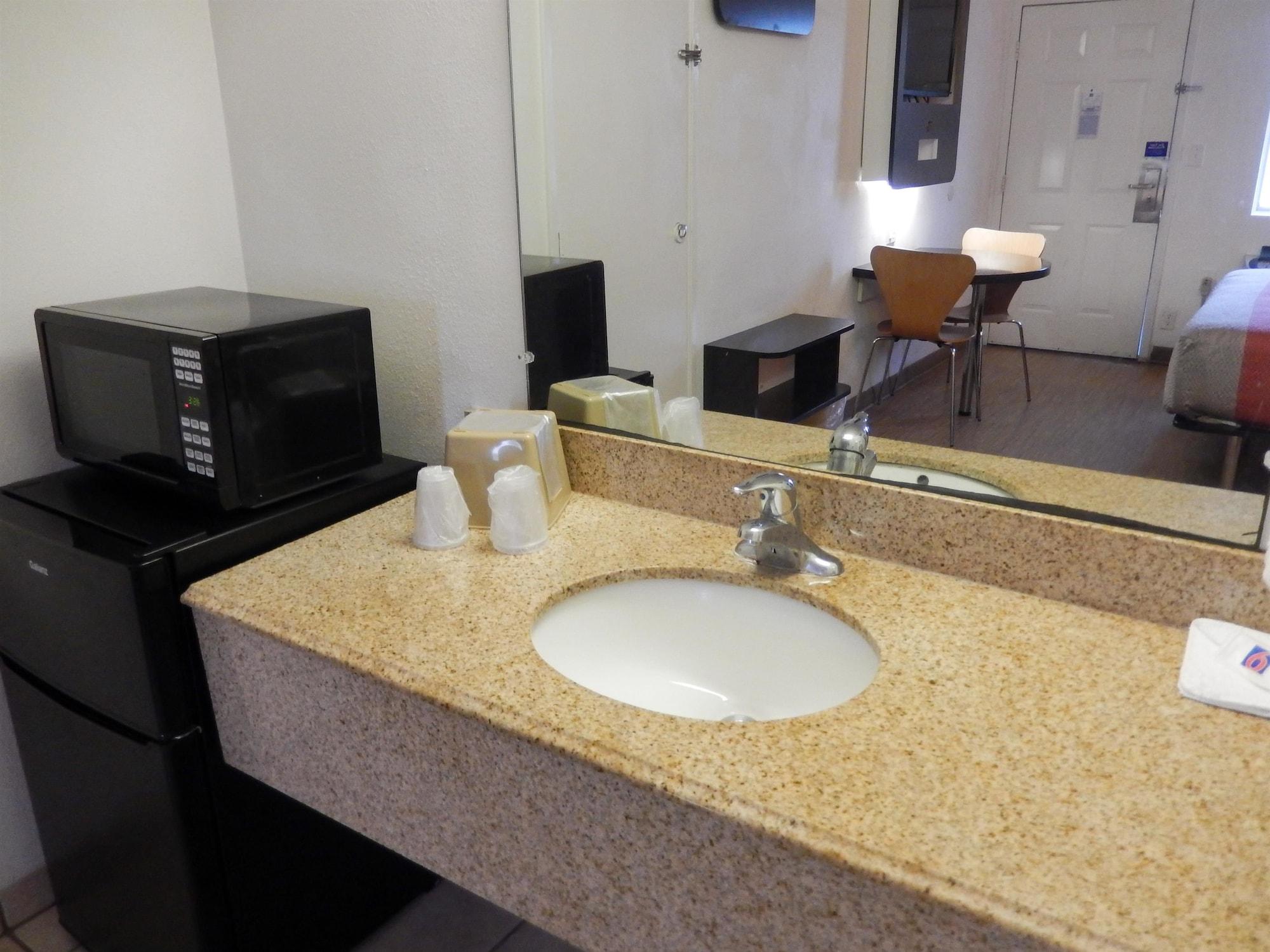 Motel 6-Clute, Tx المظهر الخارجي الصورة