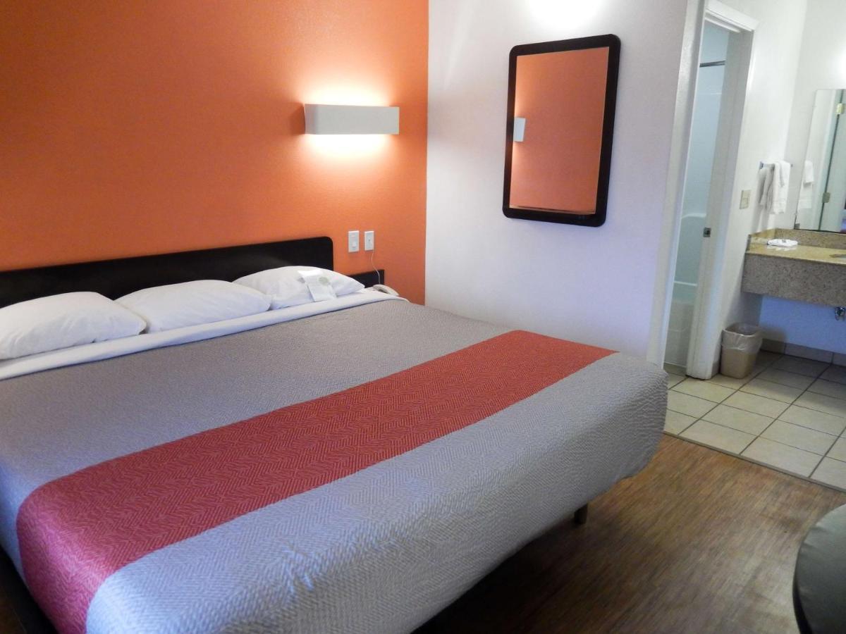 Motel 6-Clute, Tx المظهر الخارجي الصورة