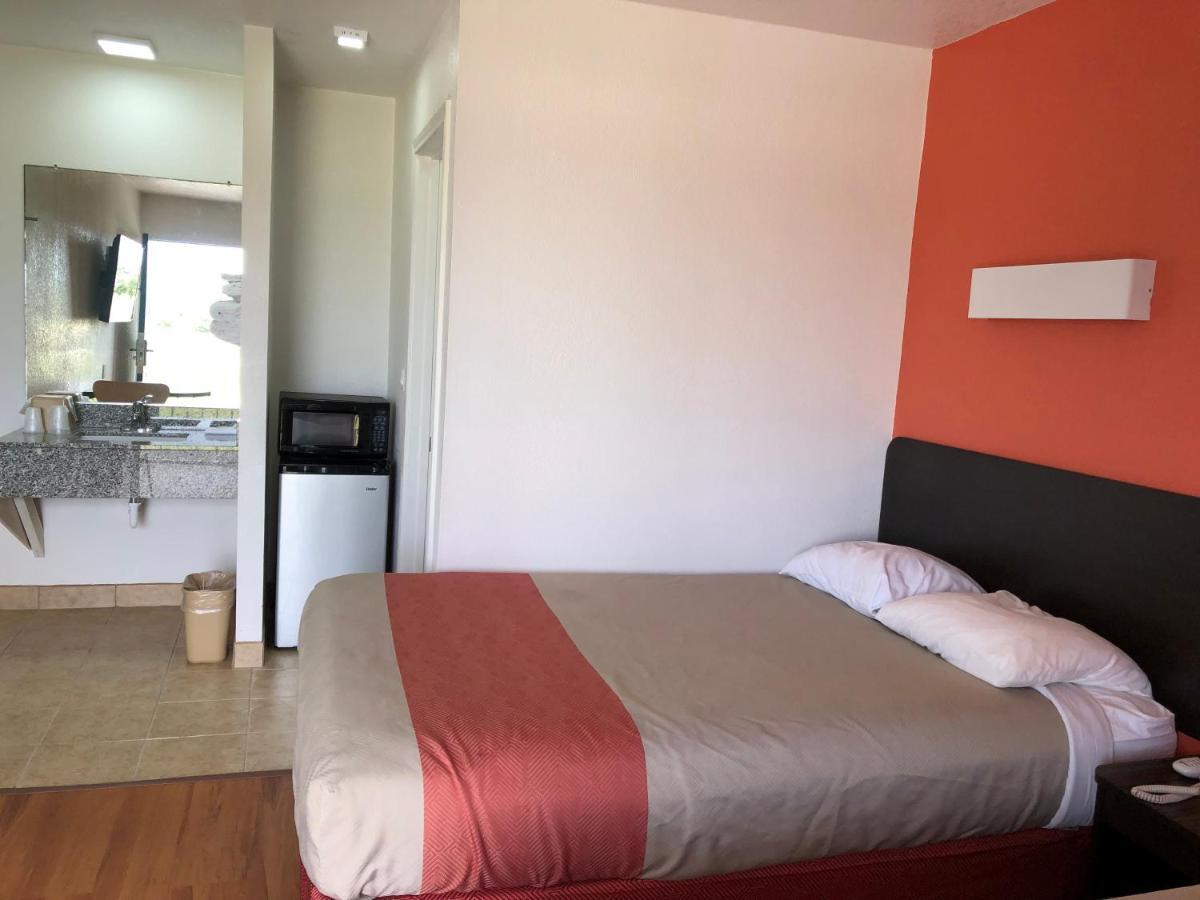Motel 6-Clute, Tx المظهر الخارجي الصورة