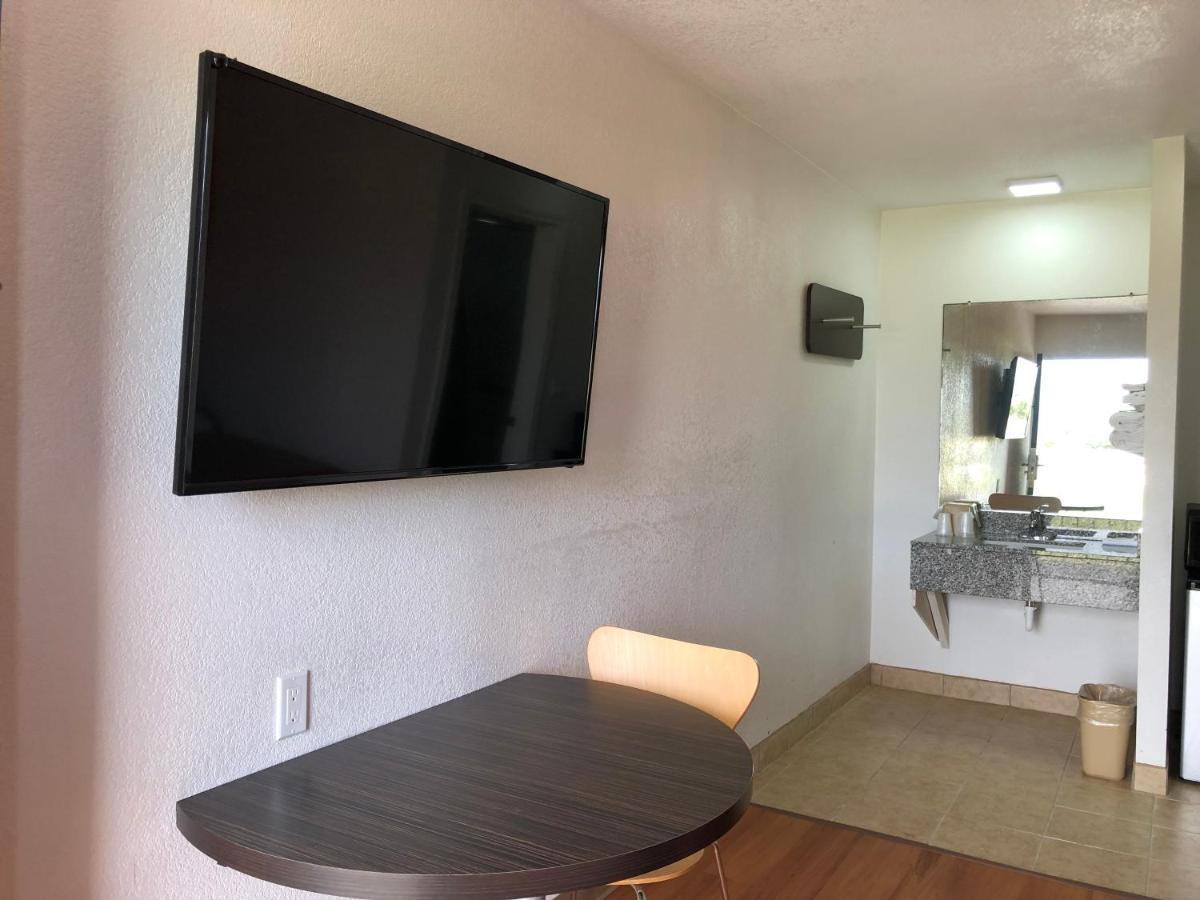 Motel 6-Clute, Tx المظهر الخارجي الصورة